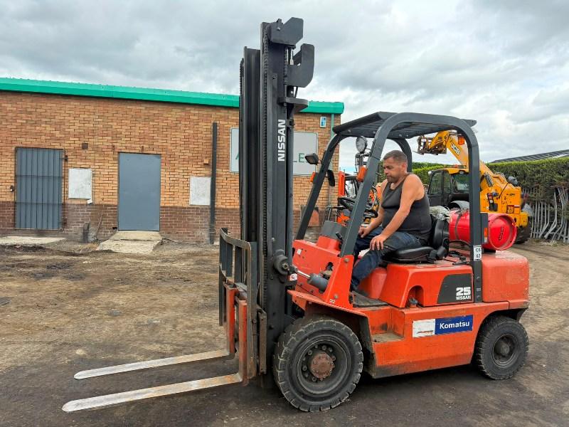 NISSAN PJ02A25 FORKLIFT*C/W PALLET TINES*VIDEO*