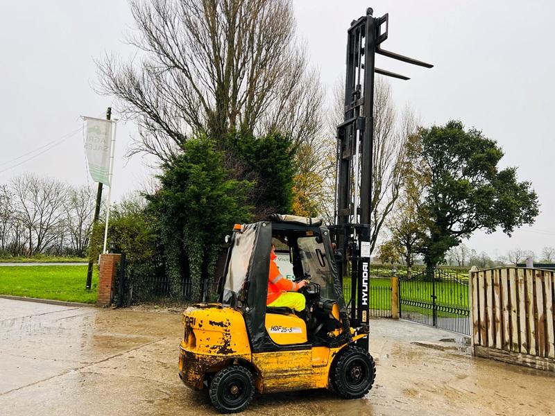 HYUNDIA HDF25-5 CONTAINER SPEC FORKLIFT C/W 3 STAGE MAST *VIDEO*