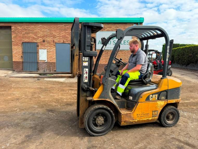 CATERPILLAR DP25N FORKLIFT*C/W PALLET TINES*VIDEO*