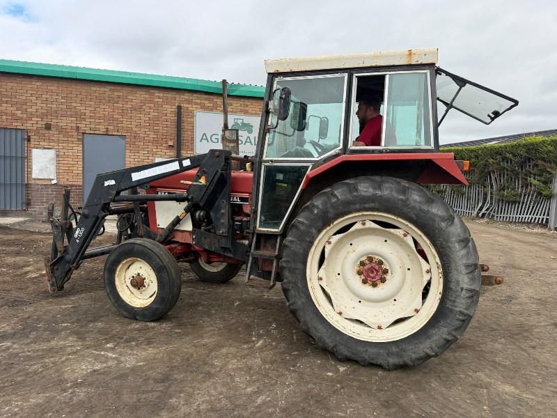 CASE INTERNATIONAL 884 TRACTOR*C/W FRONT LOADER*VIDEO*