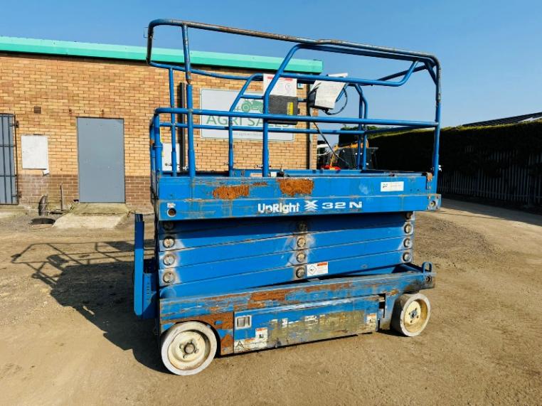 UPRIGHT X32 N SCISSOR LIFT*NEEDS CHARGING*VIDEO*