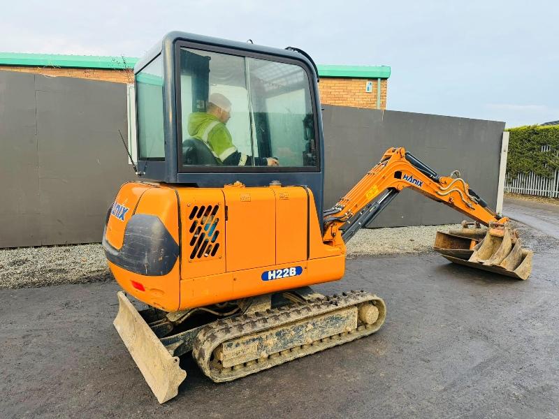 HANIX H22B EXCAVATOR*829 HOURS*C/W 4 EXTRA BUCKETS*VIDEO*