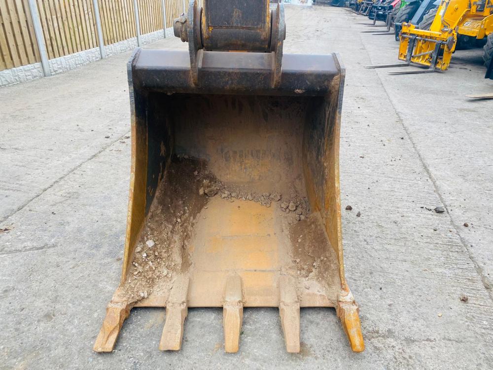 JCB JS240LC TRACKED EXCAVATOR C/W BUCKET