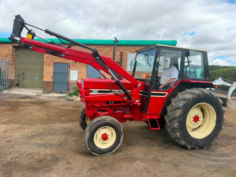 CASE INTERNATIONAL 585 TRACTOR*C/W FRONT LOADER*VIDEO*