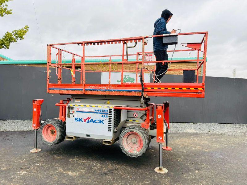 SKYJACK SJ 6832RT 4X4 SCISSOR LIFT*C/W HYDRAULIC SUPPORT LEGS*YEAR 2011*VIDEO*
