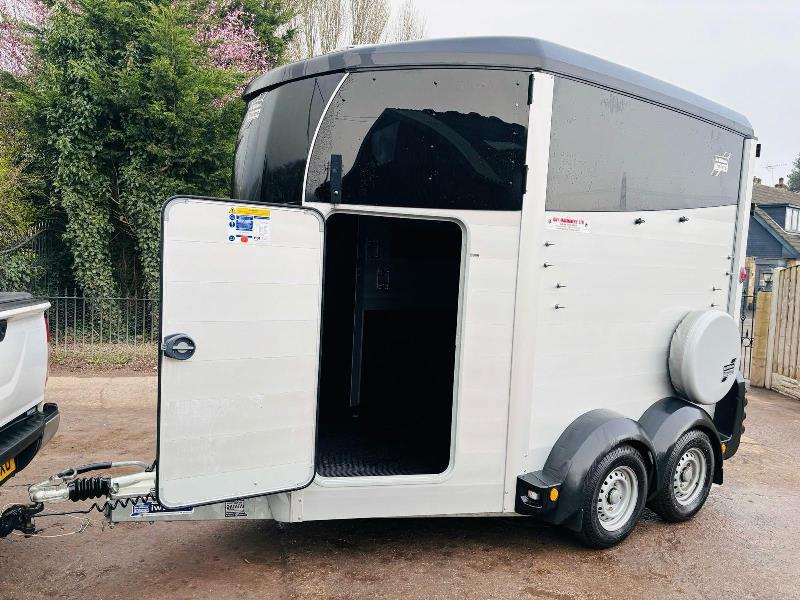 IFOR WILLIAMS TWIN AXLE HORSE BOX *YEAR 2022* C/W PARTITION 