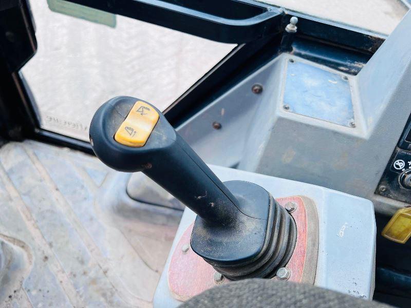 FERMEC 960 4WD EQUAL WHEELED BACKHOE DIGGER C/W REAR QUICK HITCH 
