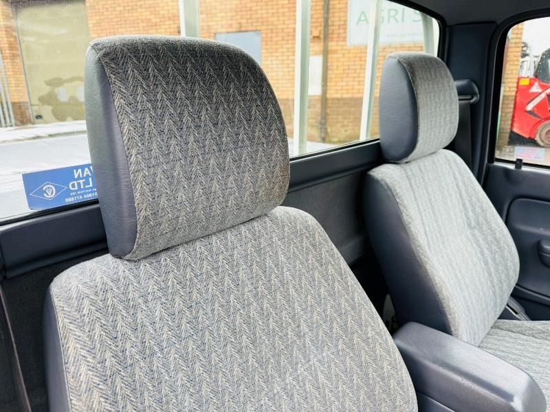 TOYOTA HILUX 2WD PICK UP*C/W REAR TARP*VIDEO*