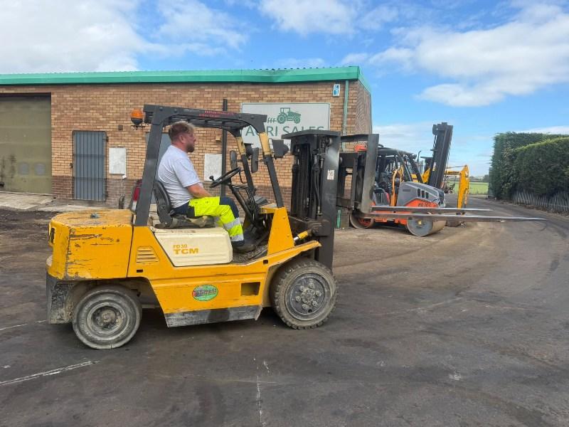 TCM FD30Z7S CONTAINER SPEC FORKLIFT *C/W 8 FT TINES*VIDEO*