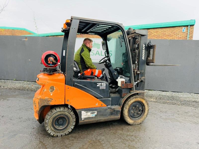 DOOSAN G25E-7 FORKLIFT*C/W PALLET TINES*YEAR 2022*VIDEO*