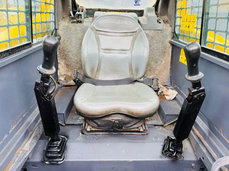 GEHL 5240 SKIDSTEER*2298 HOURS*C/W CAB DOOR*YEAR 2013*VIDEO*