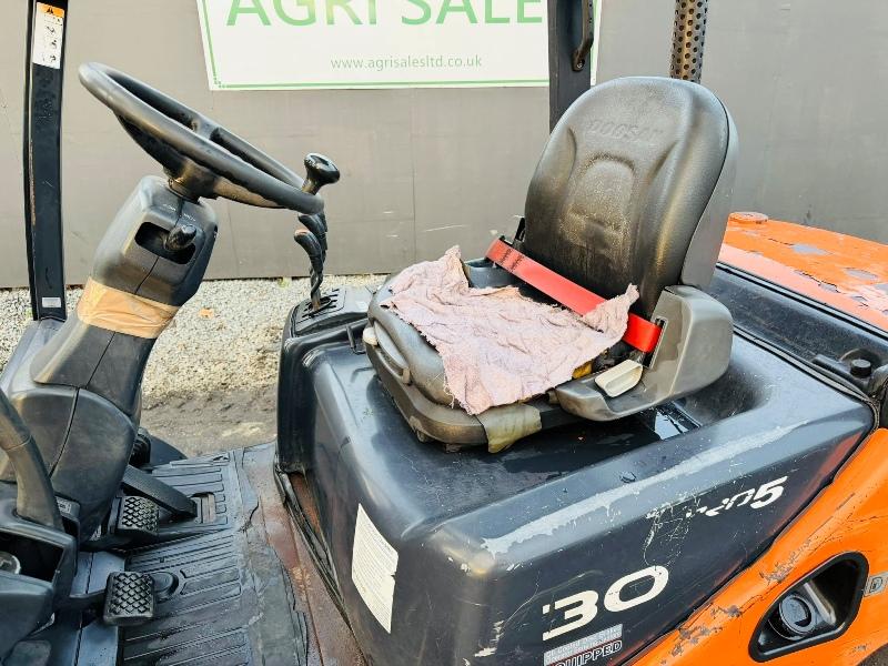 DOOSAN D30S-5 FORKLIFT*YEAR 2011*C/W PALLET TINES*VIDEO*