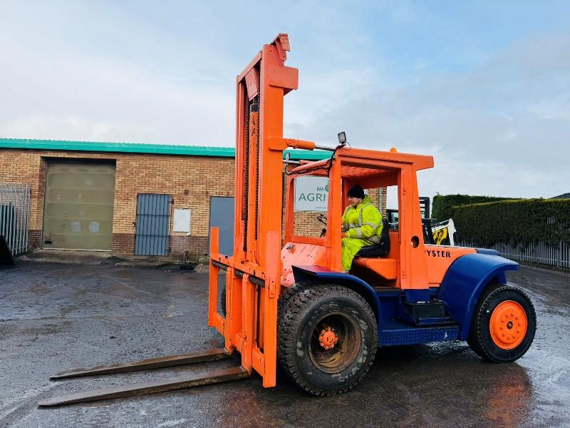 HYSTER 2 STAGE MASTED FORKLIFT*C/W DUEL WHEELS*VIDEO*