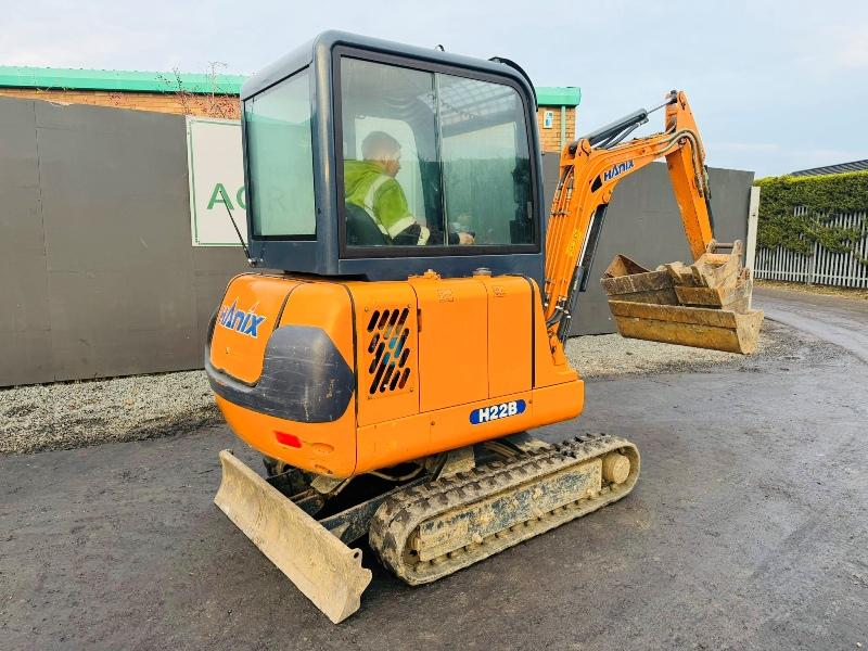 HANIX H22B EXCAVATOR*829 HOURS*C/W 4 EXTRA BUCKETS*VIDEO*