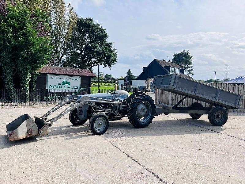 GREY FERGUSON DIESEL 2WD TRACTOR C/W LOADER, BUCKET, FOLKS & TRAILER *VIDEO*
