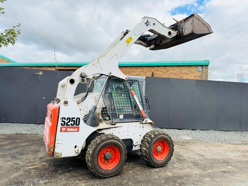 BOBCAT S250 HI-LIFT SKIDSTEER*C/W BUCKET*VIDEO*