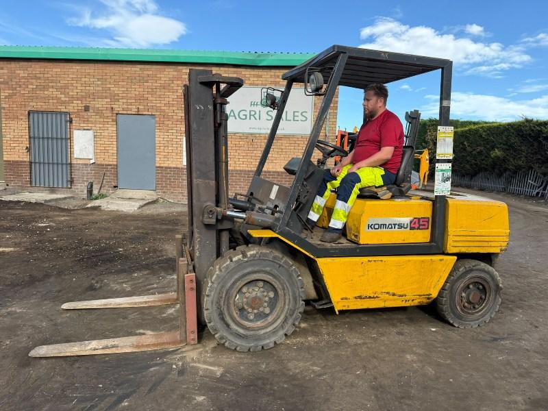 KOMATSU FD45T-5E FORKLIFT*C/W PALLET TINES*VIDEO*