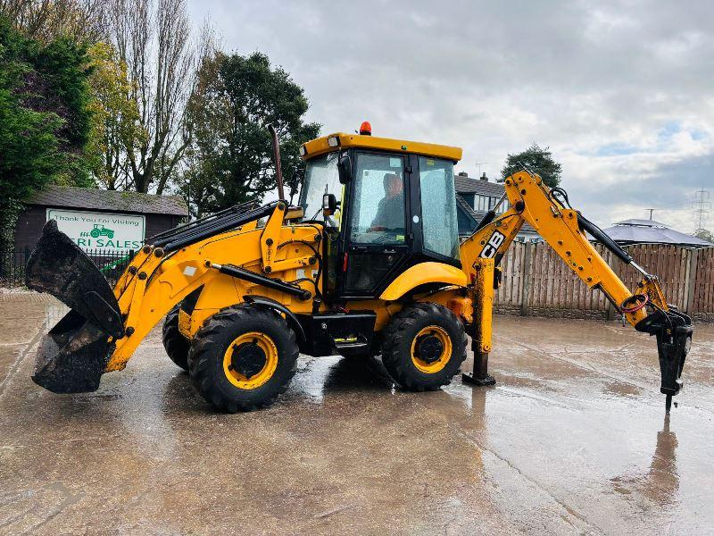 JCB 2CX 4WD STREET MASTER *YEAR 2011, 2461 HOURS* C/W HYDRAULIC BREAKER *VIDEO*