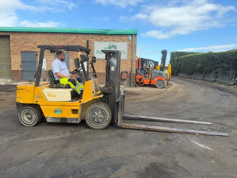 TCM FD30Z7S CONTAINER SPEC FORKLIFT *C/W 8 FT TINES*VIDEO*