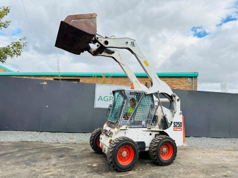 BOBCAT S250 HI-LIFT SKIDSTEER*C/W BUCKET*VIDEO*