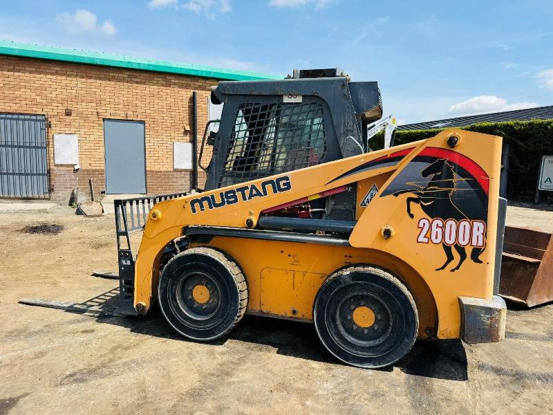 MUSTANG 2600R SKIDSTEER*C/W BUCKET & TINES*YEAR 2014*VIDEO*