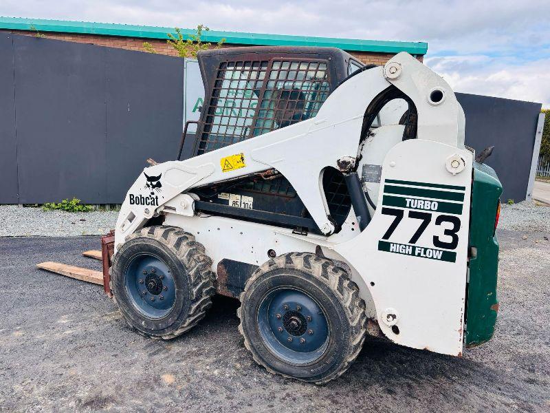 BOBCAT 773 HIGH LIFT TURBO SKIDSTEER*C/W PALLET TINES*VIDEO*