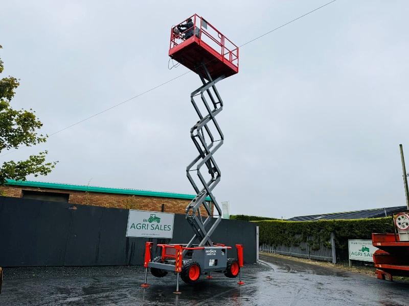 SKYJACK SJ6832RT SCISSOR LIFT*C/W SUPPORT LEGS*YEAR 2011*VIDEO*