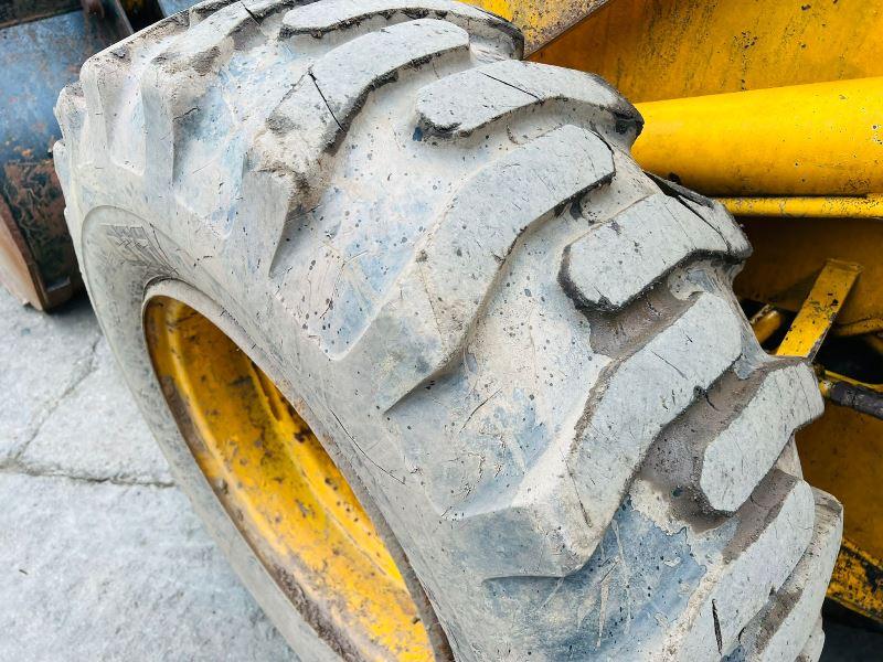 JCB 4WD LOADING SHOVEL C/W BUCKET 