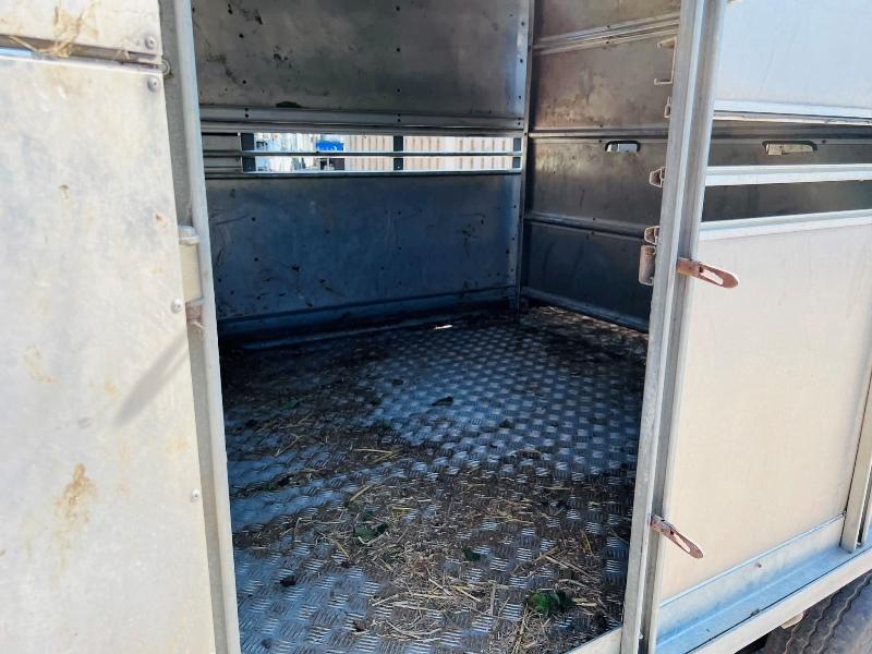 IFOR WILLIAMS TWIN AXLE CATTLE BOX C/W PARTIONING *VIDEO*