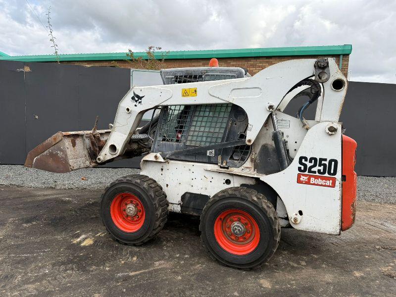 BOBCAT S250 HI-LIFT SKIDSTEER*C/W BUCKET*VIDEO*