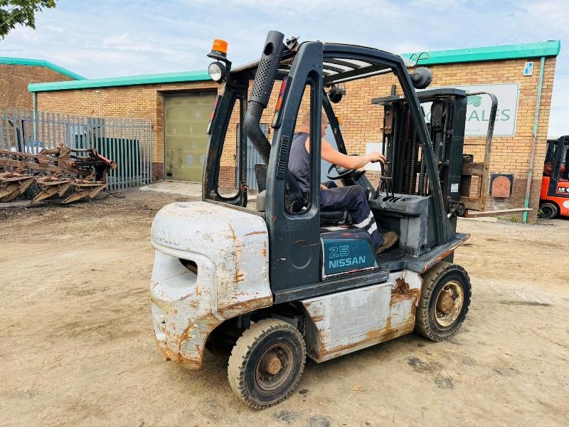 NISSAN FD02A25Q FORKLIFT*C/W PALLET TINES*VIDEO*