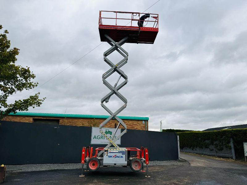 SKYJACK SJ 6832RT 4X4 SCISSOR LIFT*C/W HYDRAULIC SUPPORT LEGS*YEAR 2011*VIDEO*
