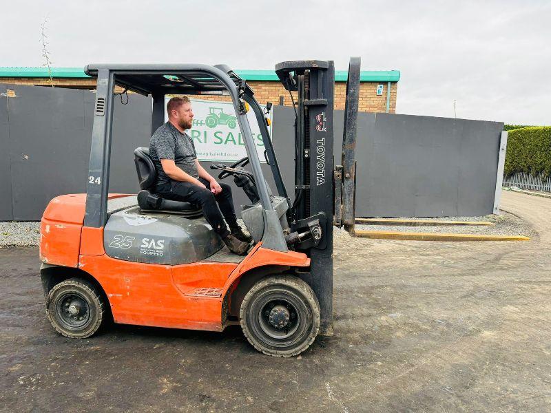 TOYOTA 62-7FDF25 CONTAINER SPEC FORKLIFT*C/W PALLET TINES*VIDEO*