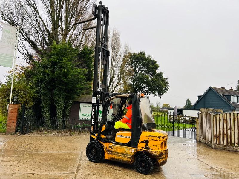 HYUNDIA HDF25-5 CONTAINER SPEC FORKLIFT C/W 3 STAGE MAST *VIDEO*