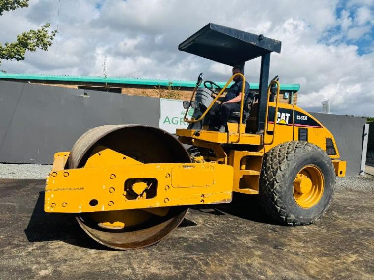 CATERPILLAR CS553E SINGLE DRUM VIBRATING ROLLER*VIDEO*