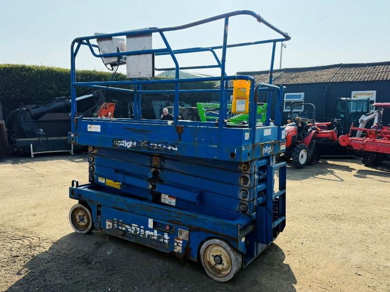 UPRIGHT X32 N SCISSOR LIFT*NEEDS CHARGING*VIDEO*