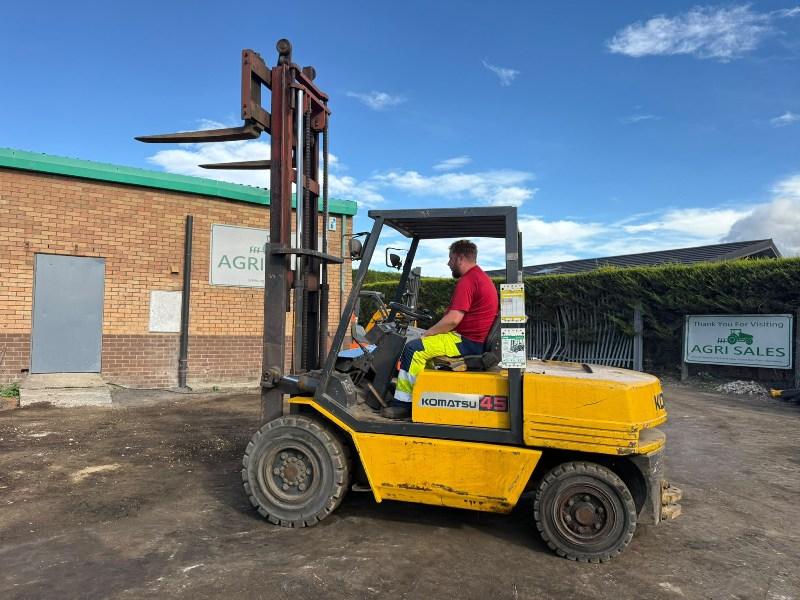KOMATSU FD45T-5E FORKLIFT*C/W PALLET TINES*VIDEO*