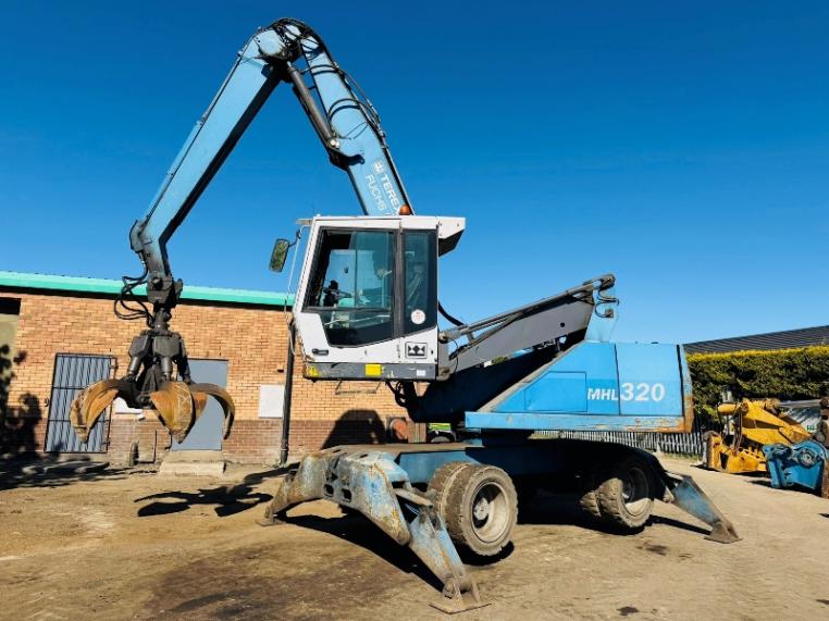FUCHS MHL 320 HIGH RISE SCRAP HANDLER*C/W ROTATING SCRAP GRAB*VIDEO*