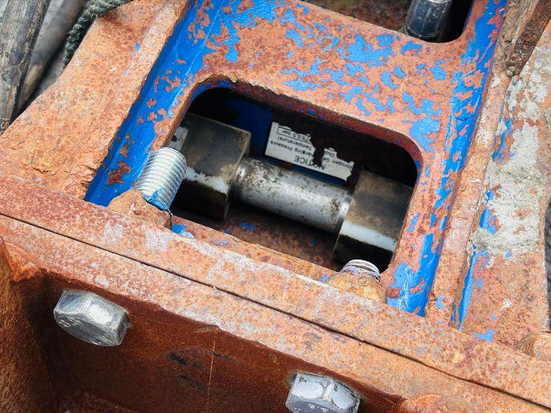 HYDRAULIC HAMMER *C/W HYDRAULIC PIPES*