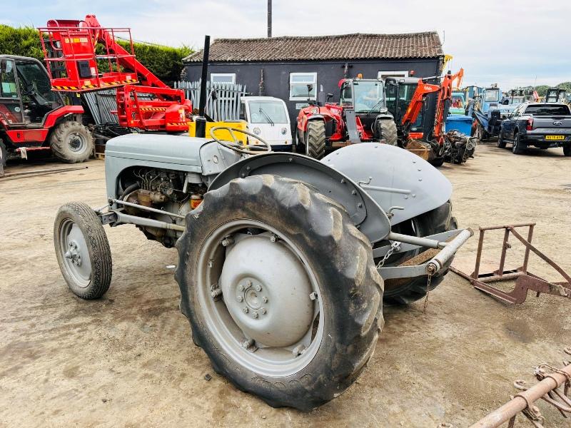 GREY FERGUSON 2WD TRACTOR*C/W ATTACHMENTS*VIDEO*