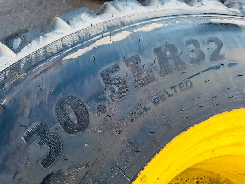 SET OF WHEELS AND TURF TYRES TO SUIT JOHN DEERE TRACTOR*8 STUD*VIDEO*