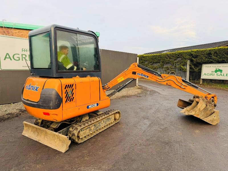 HANIX H22B EXCAVATOR*829 HOURS*C/W 4 EXTRA BUCKETS*VIDEO*