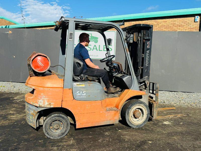 TOYOTA 42-7FGF25 CONTAINER SPEC FORKLIFT*C/W PALLET TINES*VIDEO*