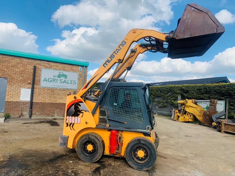 MUSTANG 2600R SKIDSTEER*C/W BUCKET*YEAR 2014*VIDEO*