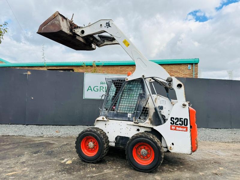 BOBCAT S250 HI-LIFT SKIDSTEER*C/W BUCKET*VIDEO*
