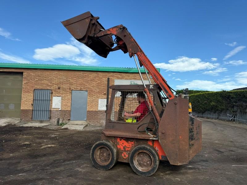THOMAS SKIDSTEER*C/W BUCKET*VIDEO*