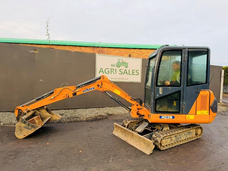 HANIX H22B EXCAVATOR*829 HOURS*C/W 4 EXTRA BUCKETS*VIDEO*
