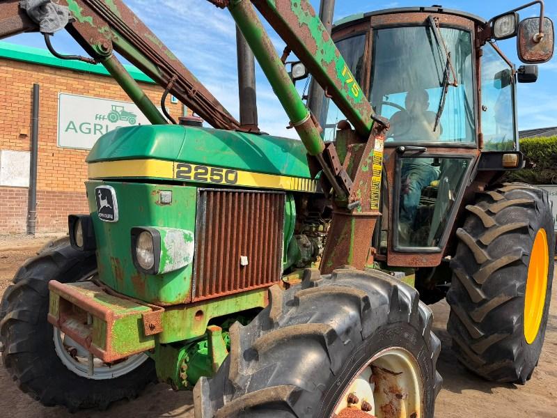JOHN DEERE 2250 TRACTOR*C/W BUCKET*VIDEO*