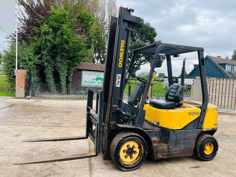 DAEWOO D25S-3 DIESEL FORK LIFT C/W SIDE SHIFT *VIDEO*