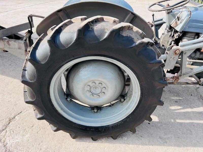 GREY FERGUSON DIESEL 2WD TRACTOR C/W LOADER, BUCKET, FOLKS & TRAILER *VIDEO*